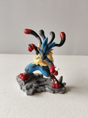 3/$25💙Pokémon TCG Mega Lucario EX 2 1/2" Toy Action Figure